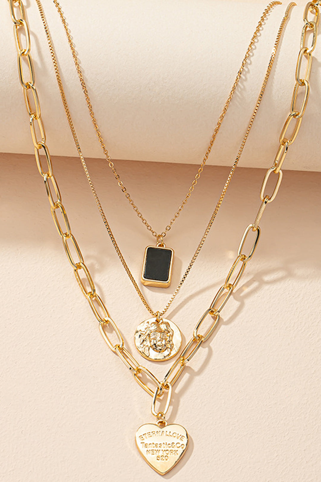 Colar em Camadas com Pendente de Coração em Metal