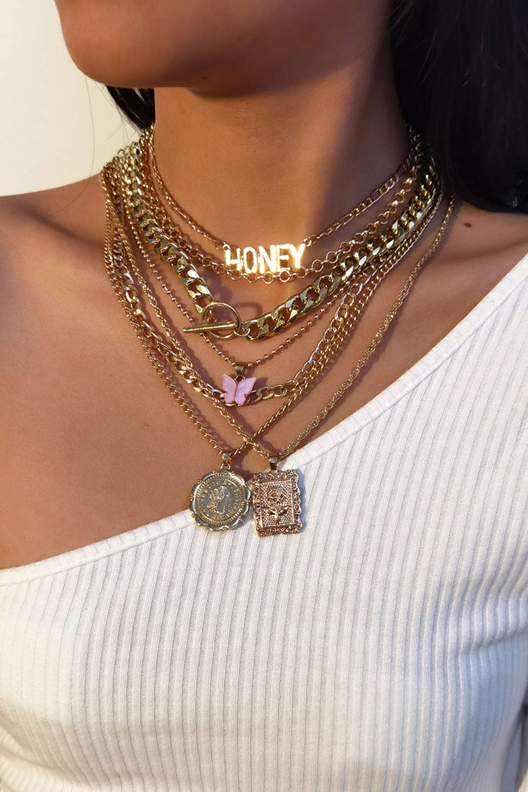 Conjunto de Colar com Letra em Formato de Borboleta e Flor de Rosa Metálica